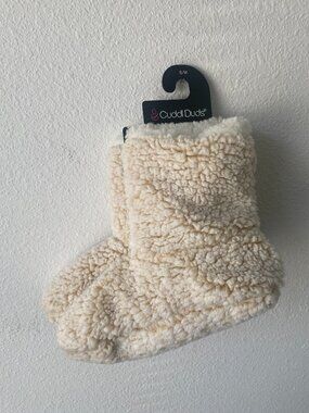 Cuddl Dudds Women's Beige/White Fuzzy Sherpa Bootie Slippers. Size S/M